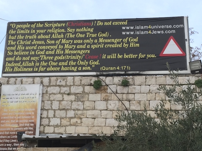 Propagandaplakat udenfor kirken i Nazareth