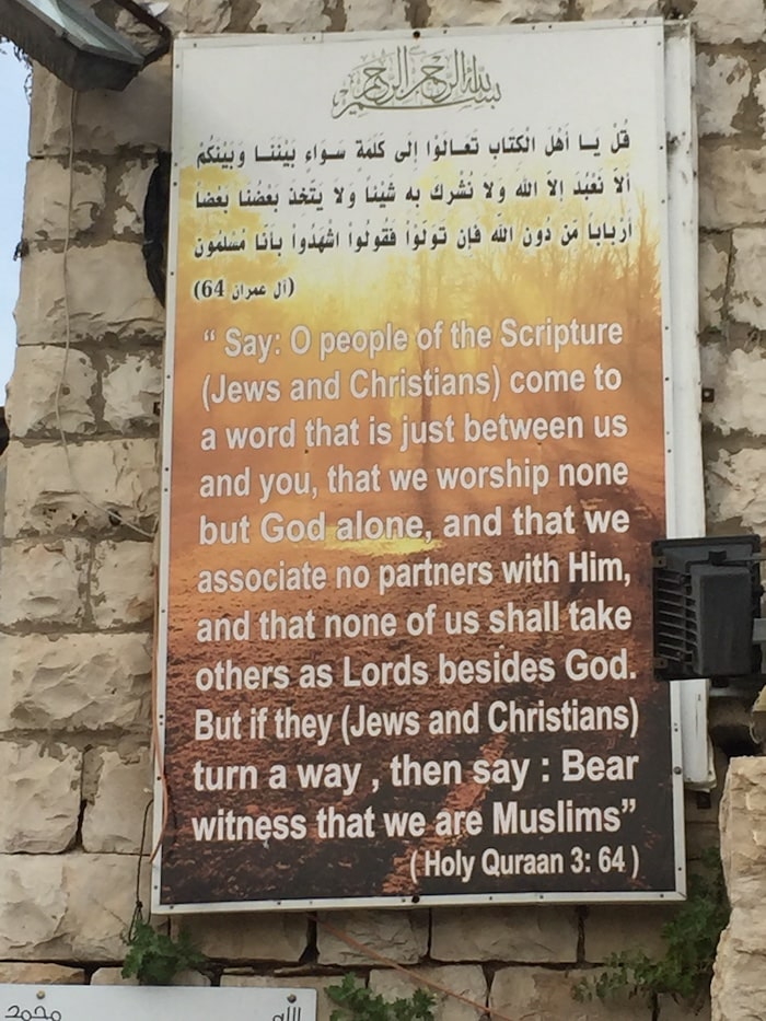 Propagandaplakat udenfor kirken i Nazareth