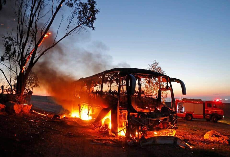 Bussen ramt af en af Margrete Aukens "papraketter"