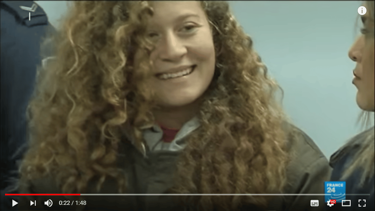 Billedet er fra en propagandafilm på YouTube. Den nervøse og frygrtsomme Ahed går i retten