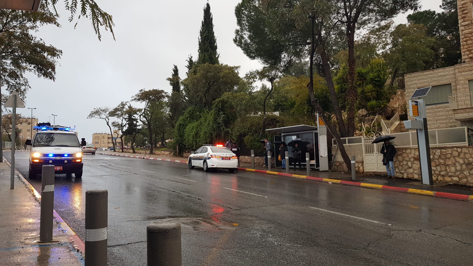 Busstoppested på Mordechai Alkelai gade hvor attentatet er sket.