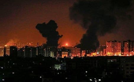 Det israelske hær svarer igen med at bombardere militær mål i Gaza