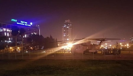 Israelsk helikopter sætter sårede soldater af ved Soroka hospital - Beersheva i går aftes